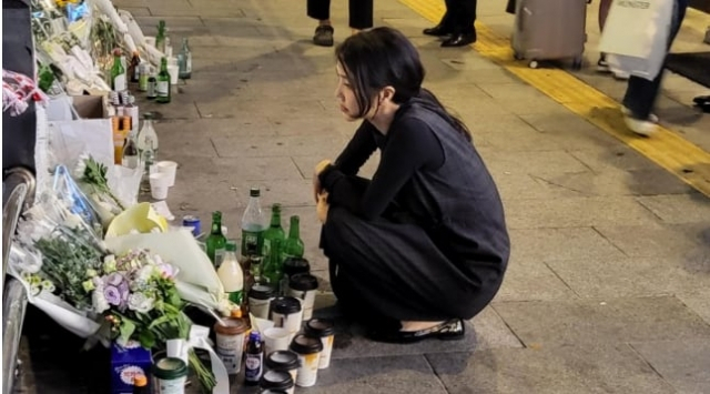 3일 밤 서울 시청역 사고 현장 인근에 국화 들고 나타난 김건희 여사. 온라인 커뮤니티