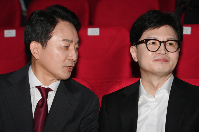 국민의힘 한동훈(오른쪽), 원희룡 당 대표 후보가 2일 강서구 ASSA아트홀에서 열린 