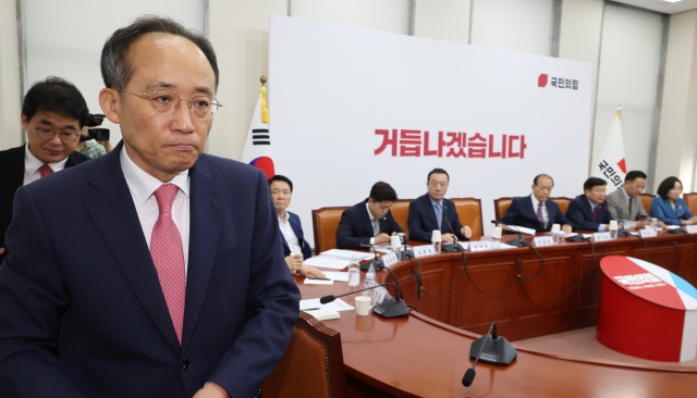 국민의힘 추경호 원내대표가 4일 오전 국회에서 열린 비상대책위원회의에서 발언을 마친 뒤 먼저 이석하고 있다. 연합뉴스