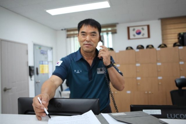 권오식 안동경찰서 임하파출소장이 직접 업무를 하고 있는 모습. 안동서 제공