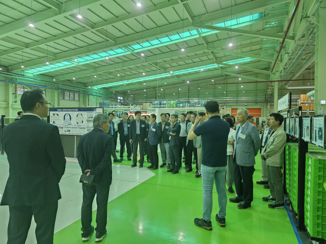 4일 오전 신라공업 본사. 한국무역협회 대구경북기업협의회 사랑방 모임 행사 참가자들이 라인 투어를 하고 있다. 정우태 기자