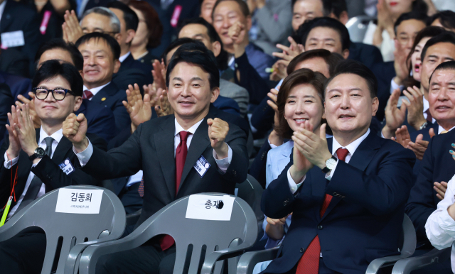 윤석열 대통령이 지난 4일 인천 남동체육관에서 열린 한국자유총연맹 창립 제70주년 기념식에서 국민의힘 당권 주자인 한동훈, 원희룡, 나경원 후보와 함께 행사 참여자 발언을 들으며 박수치고 있다. 연합뉴스