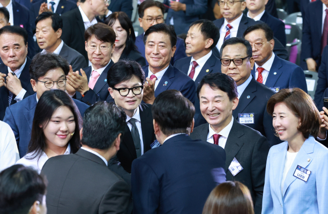 윤석열 대통령이 4일 인천 남동체육관에서 열린 한국자유총연맹 창립 제70주년 기념식에 참석, 국민의 당권 주자인 한동훈, 원희룡, 나경원 후보와 인사하고 있다. 연합뉴스