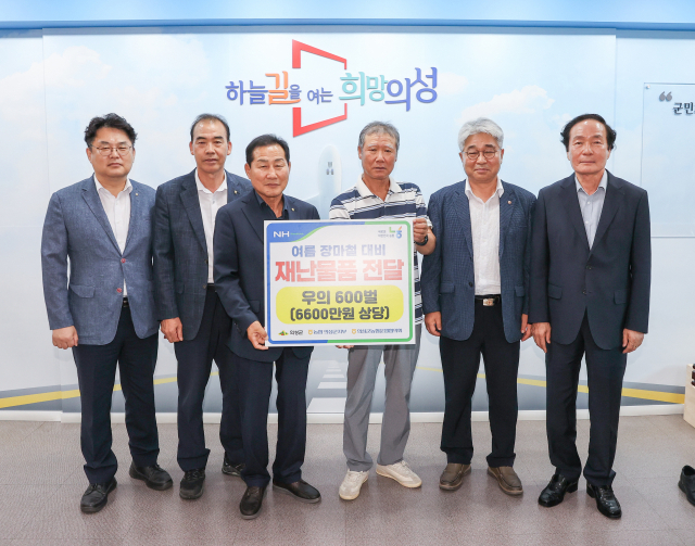 사진 왼쪽부터 윤석우 농협 의성군지부장, 조용일 금성농협조합장, 변범석 안계농협조합장, 남흥곤 의성군 이장연합회장, 유영철 이장연합회 사무국장, 김주수 의성군수.