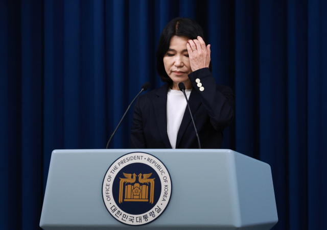 이진숙 신임 방송통신위원장 후보자가 4일 오전 서울 용산 대통령실 청사 브리핑실에서 열린 인사브리핑에서 지명 소감을 말하던 중 머리카락을 넘기고 있다. 연합뉴스
