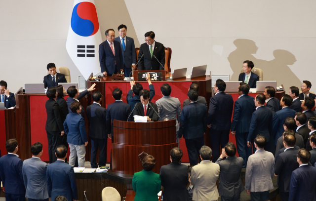 4일 오후 서울 여의도 국회에서 열린 본회의에서 국민의힘 의원들이 무제한토론(필리버스터) 24시간 경과 후 중단을 요구한 우원식 국회의장에게 항의하고 있다. 연합뉴스