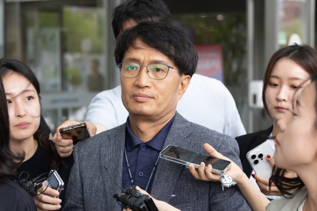 경찰이 4일 오후 서울 종로구 서울대병원에서 서울 시청역 역주행 사고 운전자를 상대로 첫 피의자 조사를 마친 후 병원을 나서고 있다. 연합뉴스