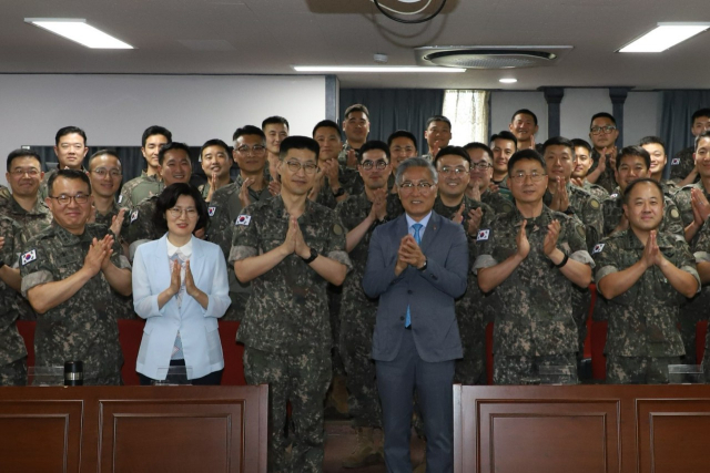 김재구 거창대학총장 육군 15사단 본부를 방문해 행복한 삶을 위해 특별 강연을 했다.거창대학 제공