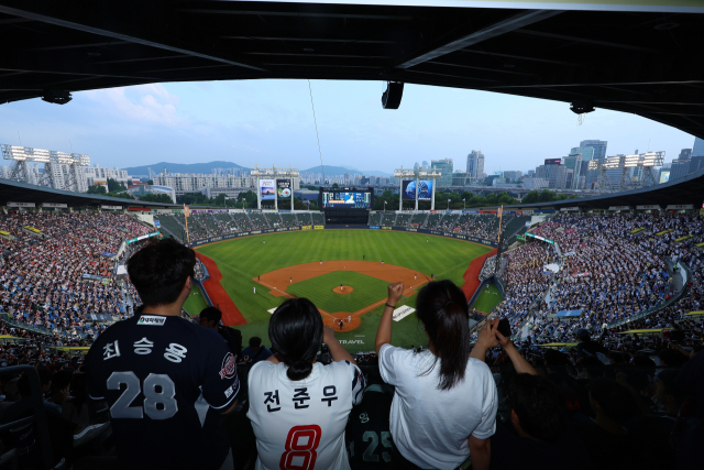 프로야구 사상 처음으로 전반기 관중 600만명을 돌파한 4일 롯데 자이언츠와 두산 베어스의 경기가 열린 서울 잠실야구장을 찾은 관람객들이 경기를 관람하고 있다. 연합뉴스
