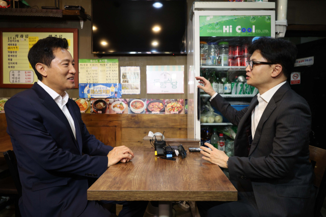 국민의힘 한동훈 당대표 후보(오른쪽)와 오세훈 서울시장이 5일 오전 서울 용산구 동자동 쪽방촌 동행식당에서 만나 조찬을 하고 있다. 연합뉴스