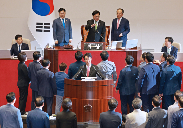 4일 오후 국회에서 열린 본회의에서 우원식 국회의장이 국민의힘 곽규택 의원에게 무제한토론을 종료할 것을 요청하자, 국민의힘 추경호 원내대표를 비롯한 의원들이 항의하고 있다. 연합뉴스