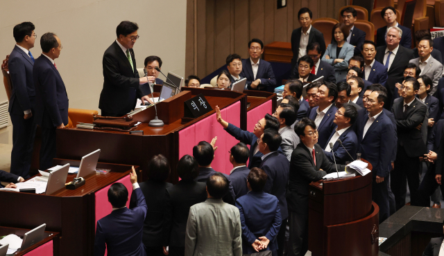 4일 오후 서울 여의도 국회에서 열린 본회의에서 국민의힘 의원들이 무제한토론(필리버스터) 24시간 경과 후 중단을 요구한 우원식 국회의장에게 항의하고 있다. 연합뉴스