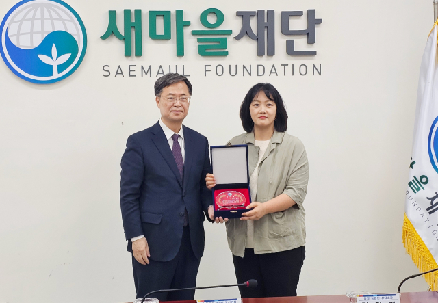 김명신(오른쪽) 칠곡군 아이누리장난감도서관장이 지난달 25일 라오스 농사이 마을에 장난감을 보낸 공로를 인정받아 이승종 새마을재단 대표이사로부터 감사패를 받고 있다. 칠곡군 제공