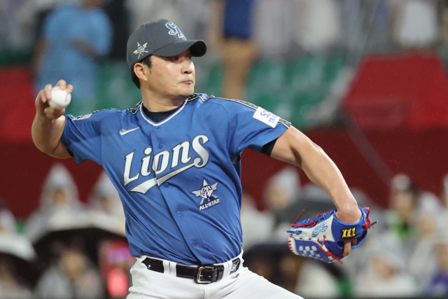 6일 인천SSG랜더스필드에서 열린 2024 신한 SOL뱅크 KBO 올스타전 드림 올스타와 나눔 올스타의 경기. 9회초 1사 나눔 KIA 박찬호 타석 때 교체 투입된 드림 삼성 오승환이 역투하고 있다. 오승환은 이날 기준 41세 11개월 21일의 나이로 등판해 올스타전 최고령 출장 주인공이 됐다. 종전 올스타전 최고령 경기 출장 선수는 양준혁으로 2010년 올스타전에서 41세 1개월 28일의 나이로 출전한 바 있다. 연합뉴스