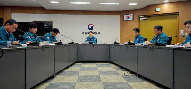 아프리카돼지열병(이하 ASF) 중앙사고수습본부(본부장 송미령 농림축산식품부장관, 이하 중수본)는 7일 경북 예천 소재 돼지농장에서 ASF가 확진됨에 따라 관계부처와 자치단체가 참여하는 중수본 회의를 열고 ASF 발생 상황과 방역 대책을 점검했다. 2024.7.7. 농식품부 제공