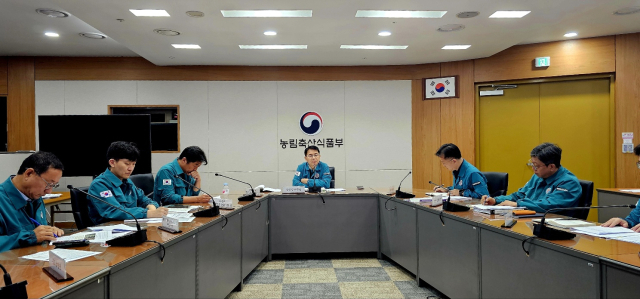 아프리카돼지열병(이하 ASF) 중앙사고수습본부는 지난달 7일 경북 예천 소재 돼지농장에서 ASF가 확진됨에 따라 관계부처와 자치단체가 참여하는 중수본 회의를 열고 ASF 발생 상황과 방역 대책을 점검했다. 2024.7.7. 농식품부 제공