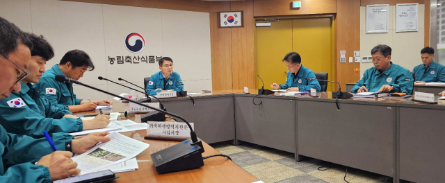 아프리카돼지열병(이하 ASF) 중앙사고수습본부(본부장 송미령 농림축산식품부장관, 이하 중수본)는 7일 경북 예천 소재 돼지농장에서 ASF가 확진됨에 따라 관계부처와 자치단체가 참여하는 중수본 회의를 열고 ASF 발생 상황과 방역 대책을 점검했다. 2024.7.7. 농식품부 제공