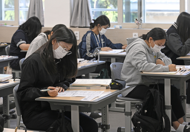 2025학년도 대학수학능력시험 6월 모의평가가 실시된 지난 6월 4일 대구 수성구 남산고등학교에서 3학년 학생들이 시험을 치르고 있다. 매일신문 DB