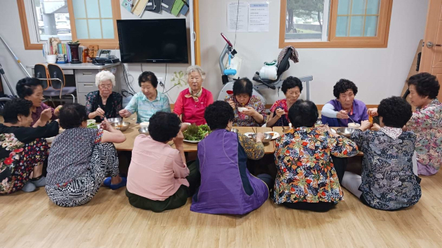 어르신들이 행복경로당에서 식사를 하고 있다. 울진군 제공