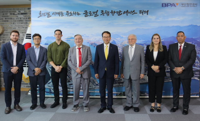 강준석 부산항만공사 사장(왼쪽 다섯 번째)이 9일 부산항을 찾은 카를로스 아르뚜보 부에소 친치야 온두라스 국가항만공사 사장 일행을 맞이하고 있다. [사진=BPA]