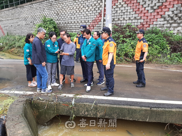 택배를 하던 40대 여성이 급류에 실종된 경산시 평사리 도랑길 옆 농로에서 조지연 국회의원과 조현일 경산시장 등이 마을주민으로부터 사고 당시 상황을 설명 듣고 있다. 김진만 기자