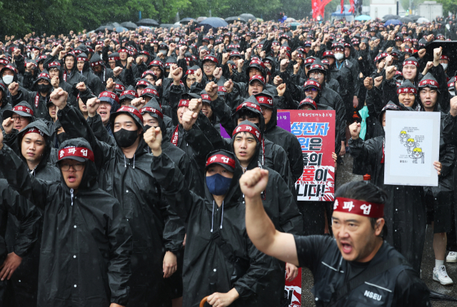 8일 오전 경기도 화성시 삼성전자 화성사업장 앞에서 열린 전국삼성전자노동조합 총파업 결의대회에서 조합원들이 구호를 외치고 있다. 연합뉴스