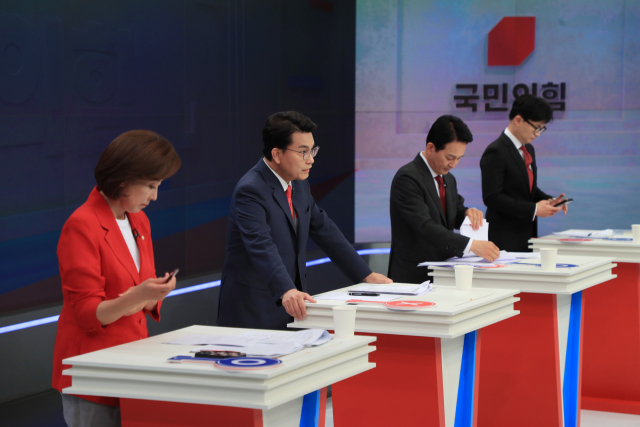 국민의힘 전당대회에 출마한 나경원(왼쪽부터), 윤상현, 원희룡, 한동훈 당대표 후보가 9일 서울 중구 TV조선에서 열린 