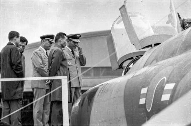 1969년 국내도입된 F-4 팬텀기를 K2비행장 공군 관계자의 안내를 받으며 살펴보고 있는 박정희 대통령.