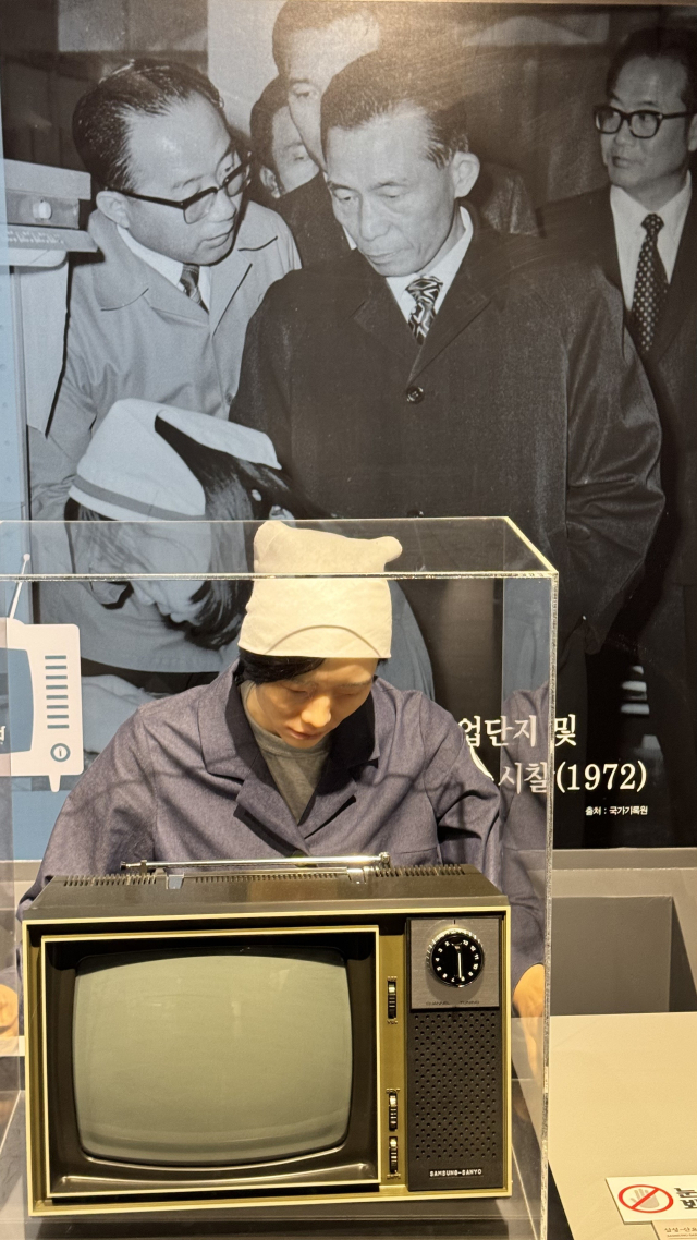 박정희 대통령이 구미 가전공장을 둘러보고 있다.