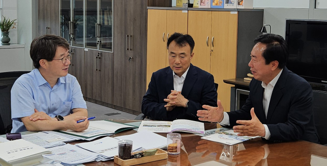 권기창 안동시장이 9일 기획재정부 김동일 예산실장을 만나 내년도 정부 예산안에 안동지역 현안 사업에 필요한 예산이 반영될 수 있도록 설명, 건의했다. 안동시 제공