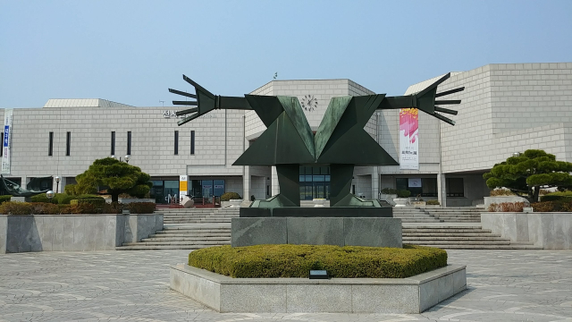 대구문화예술회관 광장 전면 조형물