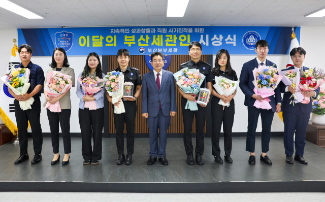 김용식 부산본부세관장(가운데)이 10일 