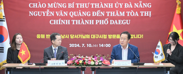 10일 홍준표(오른쪽에서 두 번째) 대구시장이 응웬 반 꽝(왼쪽에서 두 번째) 다낭시 당서기 및 다낭시 대표단에게 인사말을 하고 있다. 대구시 제공