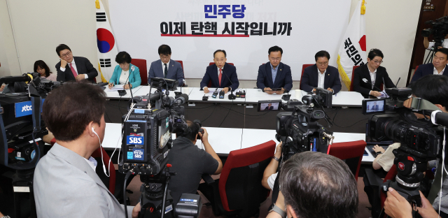 추경호 국민의힘 원내대표(가운데)가 10일 국회에서 기자회견을 열고 국회 법제사법위원회에서 