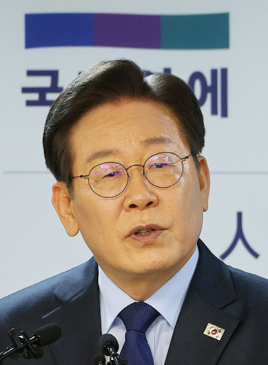 이재명 더불어민주당 전 대표가 10일 오전 서울 여의도 중앙당사에서 8·18 전당대회 당 대표 출마 선언을 했다. 이 전 대표가 달고 나온 태극기 배지의 아래위가 바뀌어져있다. 연합뉴스