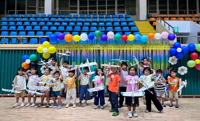 지난달 광양지역에서 개최된 2024 포스코 콘서트 자녀 돌봄교실에 모인 아이들이 즐거운 시간을 보내고 있다. 포스코 제공