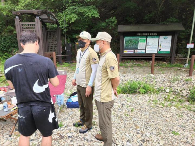 주왕산국립공원 월외지구에서 지정된 장소 밖에서 야영 행위를 하는 등산객을 단속하는 모습. 주왕산국립공원사무소 제공