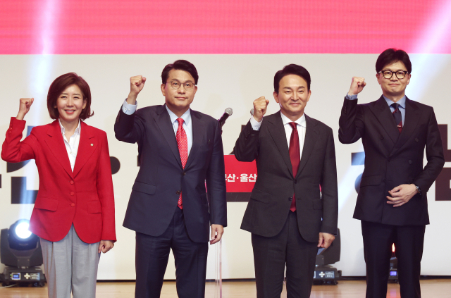 국민의힘 대표 후보들이 10일 오후 부산 벡스코에서 열린 제4차 전당대회 부산, 울산, 경남 합동연설회에서 인사하고 있다. 오른쪽부터 한동훈, 원희룡, 윤상현, 나경원 당 대표 후보. 연합뉴스