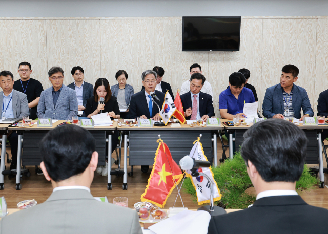 지난 11일 영양군청에서 오도창 영양군수가 베트남 다낭시 화방군 방문단을 맞아 농업과 경제, 교육 분야에 대한 업무협약을 위한 간담회를 진행하고 있다. 영양군 제공