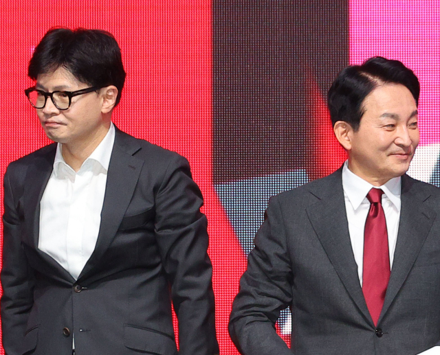 국민의힘 대표 한동훈 후보와 원희룡 후보가 12일 오후 대구 엑스코에서 열린 제4차 전당대회 대구·경북 합동연설회에서 기념촬영을 마친 뒤 자리로 향하고 있다. 연합뉴스