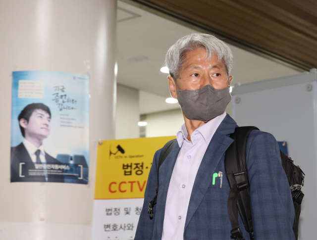 지난 대선에서 대장동 사건과 관련한 허위 인터뷰로 윤석열 대통령의 명예를 훼손한 혐의를 받는 신학림 전 언론노조 위원장이 20일 오전 서울 서초구 서울중앙지법에서 열린 영장실질심사에 출석하기 위해 법정으로 향하고 있다. 연합뉴스