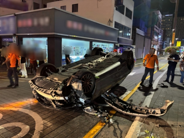 해운대구에서 전복된 벤츠. 해운대경찰서 제공.