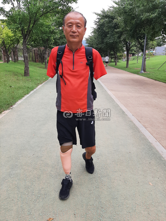 감전사고로 양팔과 오른쪽 다리를 잃어 오른 발에 의족을 한 이범식 박사가 서울~경산까지 400km 도보 종주를 위해 경산 남매지에서 걷기 훈련을 하고 있다. 김진만 기자