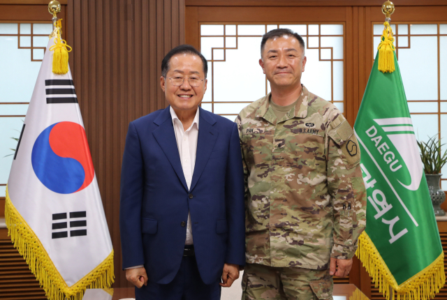 대구시는 홍준표 대구시장이 지난 11일 산격청사에서 주한미군 제19지원사령관 진 H.박(Jin H.Pak) 준장과 면담했다고 14일 밝혔다. 대구시 제공