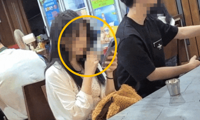 중국인 여성 관광객이 서울 강남의 한 식당 안에서 흡연을 하고 있다. 온라인 커뮤니티