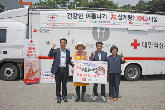 권용호 올품 이사(사진왼쪽)가 초복날을 맞아 취약계층을 위해 삼계탕 1천100마리를 후원 하고 기념촬영을 하고 있다. 올품 제공