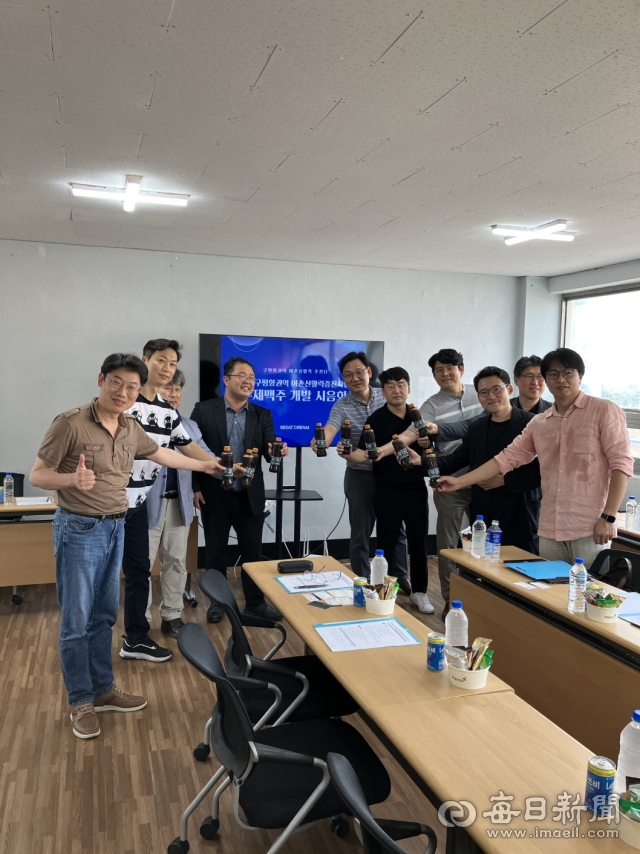 지난 12일 포항시 남구 구룡포읍 어촌신활력추진단 사무실에서 미역을 활용한 
