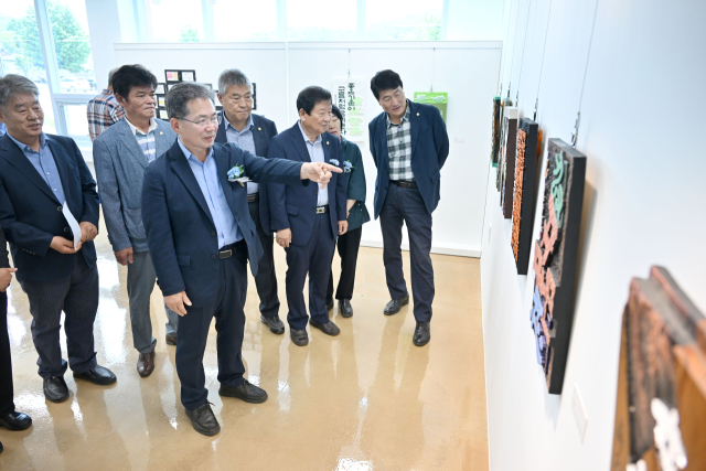 김진열 대구 군위군수와 최규종 군의회 의장, 군의원들이 구 산성초교를 재생해 개관한 