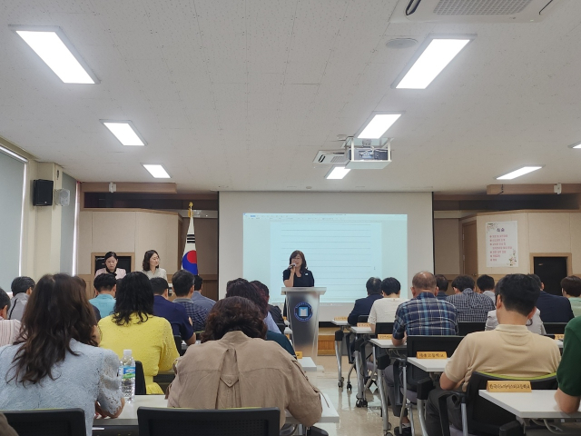 밀양교육지원청 김정희 교육장이 15일 관내 전 학교(원)장·소속기관장, 교육장 및 부서장 등 50여 명을 대상으로 청렴문화 확산을 위한 반부패·청렴교육을 실시하고 있다. 밀양교육지원청 제공