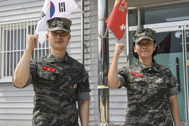 15일 해병대 1사단 해안경계부대 송영찬 대위와 최성은 중사가 부대에서 파이팅을 외치고 있다. 해병대 제1사단 제공.